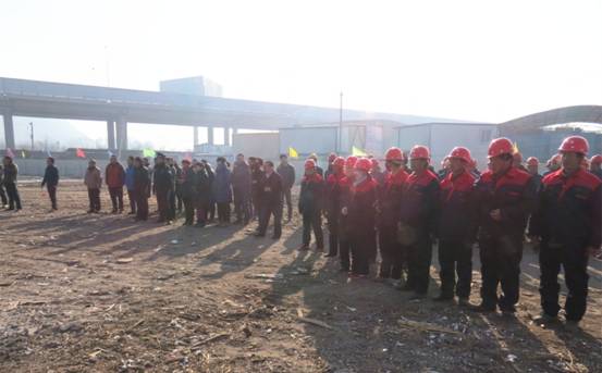 揚(yáng)鞭策馬喜圓發(fā)展夢，萬眾一心共筑新長城